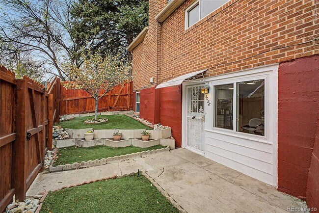 Foto del edificio - 3028-3030 N Raleigh St