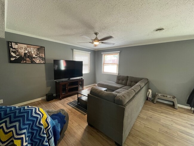 Building Photo - 540 Tamerisk Dr