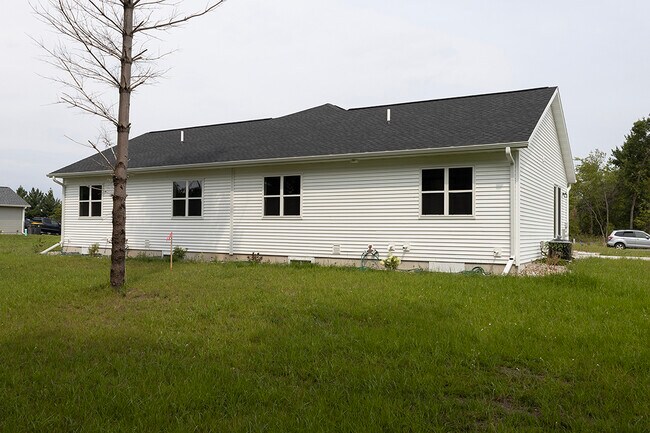 Building Photo - 925 Green Pastures Trl