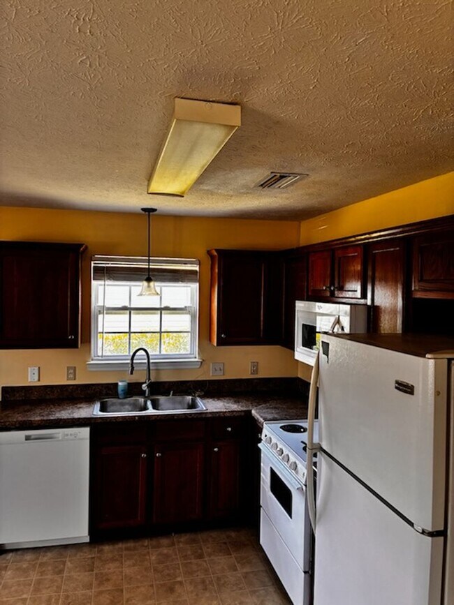 Building Photo - First two weeks free for approved applicant