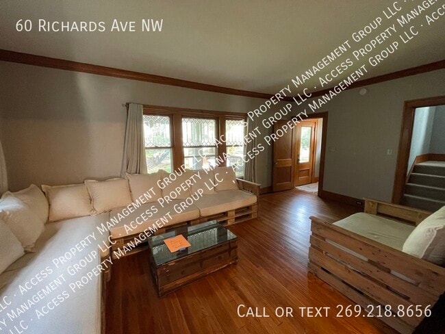 Building Photo - Huge NW John Ball Zoo Area 5 Bedroom Home