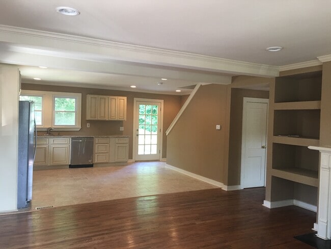 Building Photo - 709 S Dickerson Rd