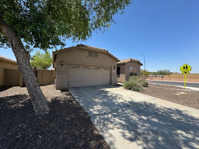 Building Photo - NEW PAINT, NEW CARPET Spacious 3 bedroom p...