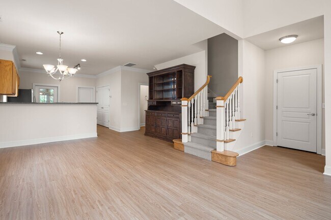 Foto del edificio - Five-Bedroom Tudor Home with Main-Level Primary Suite in Albemarle Reserve