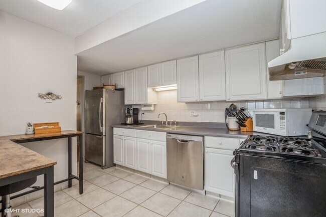 Building Photo - 158 Chatham Ct