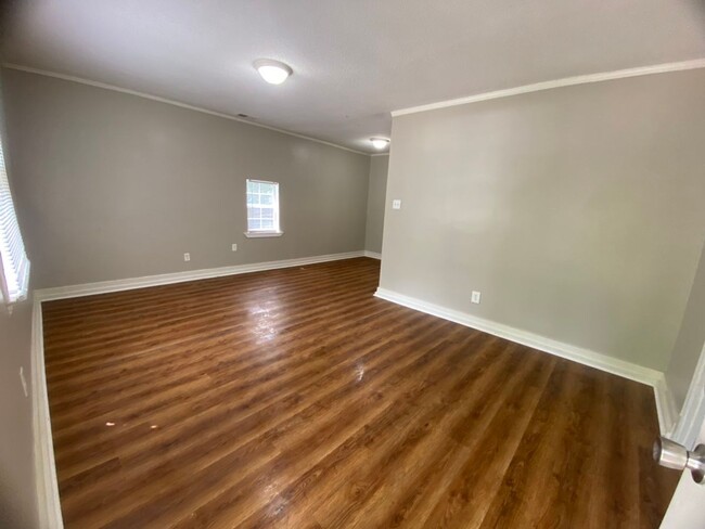 Building Photo - Rent reduced & Move-in Special!