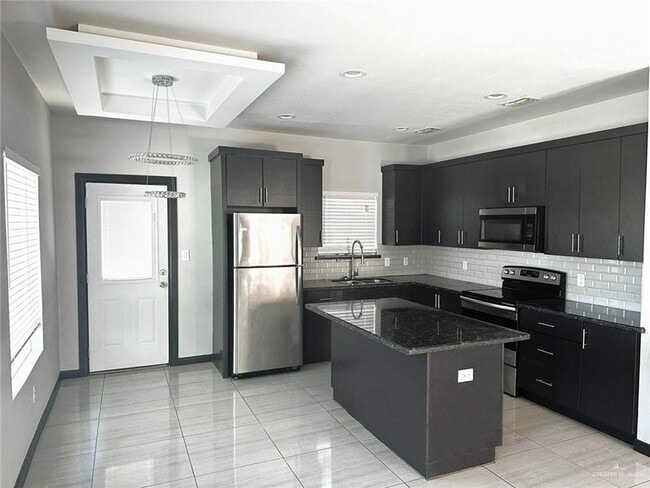 Building Photo - 809 E la Cantera Ave