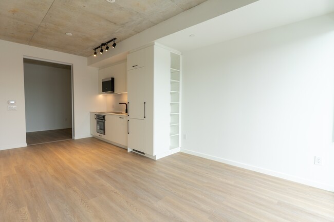 Building Photo - 689-689 The Queensway