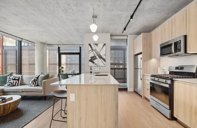 Building Photo - 1048 W Van Buren St