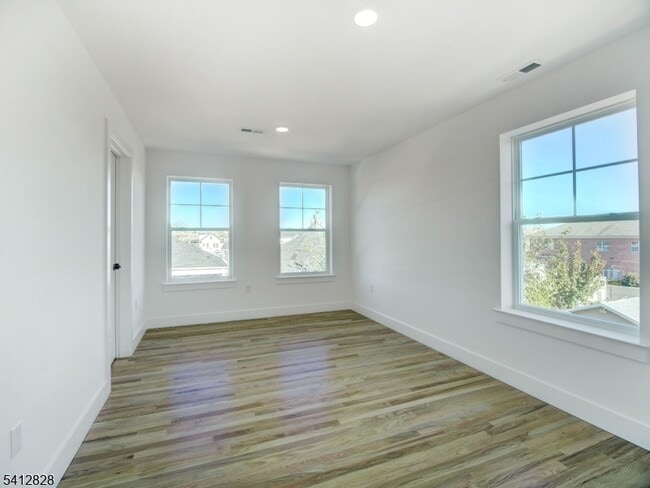 Building Photo - 429 Niles St