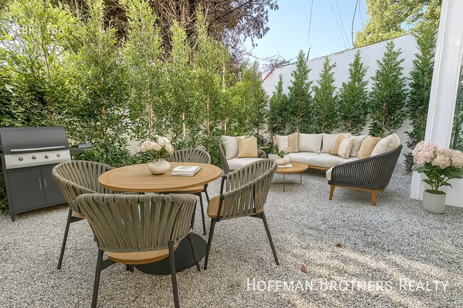 Foto del edificio - 1249 1/4 N Beachwood Dr