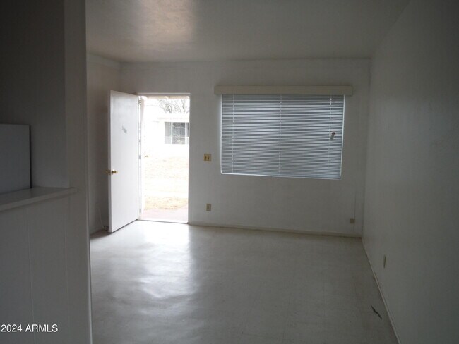 Foto del edificio - 2050 E 10th St