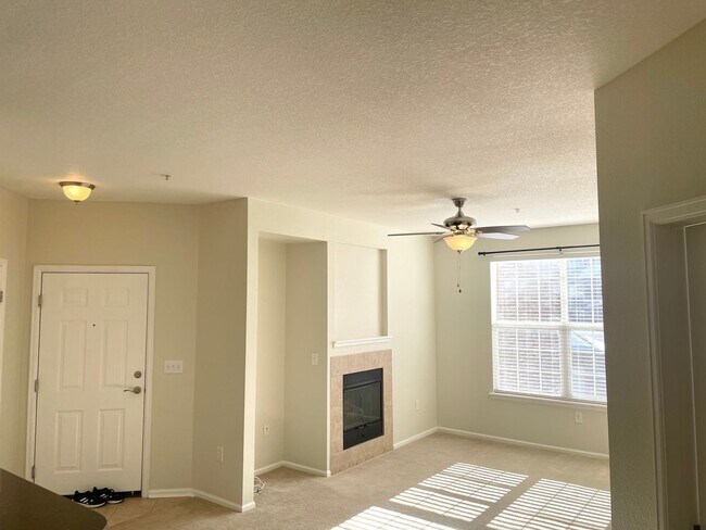 Foto del edificio - Large Parker Condo Availavble Now for Imme...