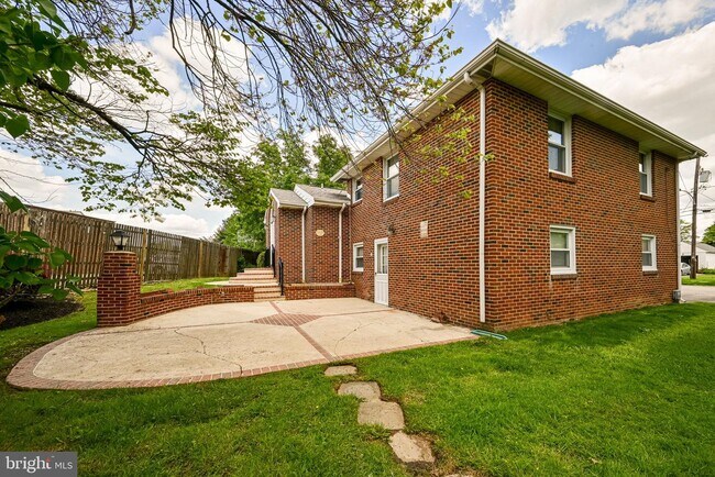 Building Photo - 519 Springhill Ave