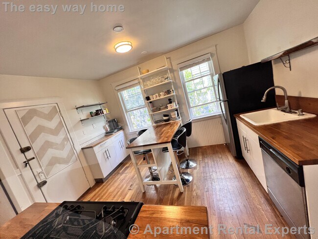 Building Photo - 3bed/1bath | Mins to Harvard, MIT, Tufts, ...