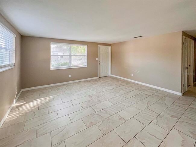 Building Photo - 5850 Colonial Dr