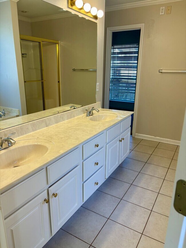 Foto del edificio - 12711 Misty Creek Dr