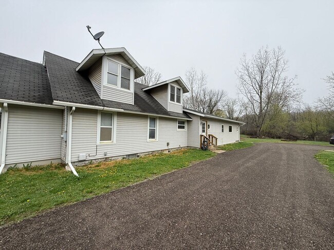 Foto del edificio - 3-Bedroom, 2-Bath Home on Acreage with Pond and Large Detached Garage