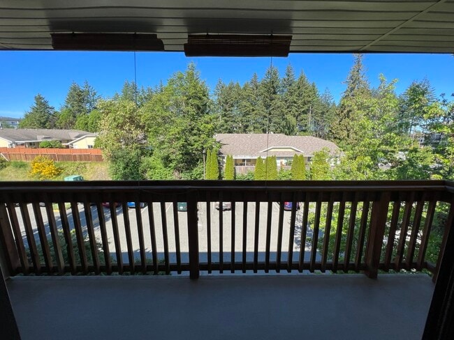 Building Photo - 4728-4728 Uplands Dr