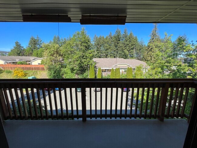Photo du bâtiment - 4728-4728 Uplands Dr