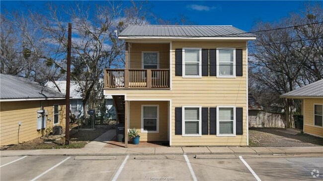 Building Photo - 204 E Buck St