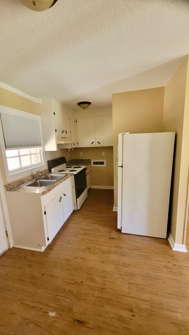Building Photo - 8836 Deerwood Dr