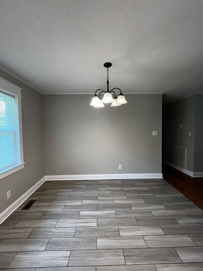 Building Photo - Updated 3 bed 2 bath house with yard and b...