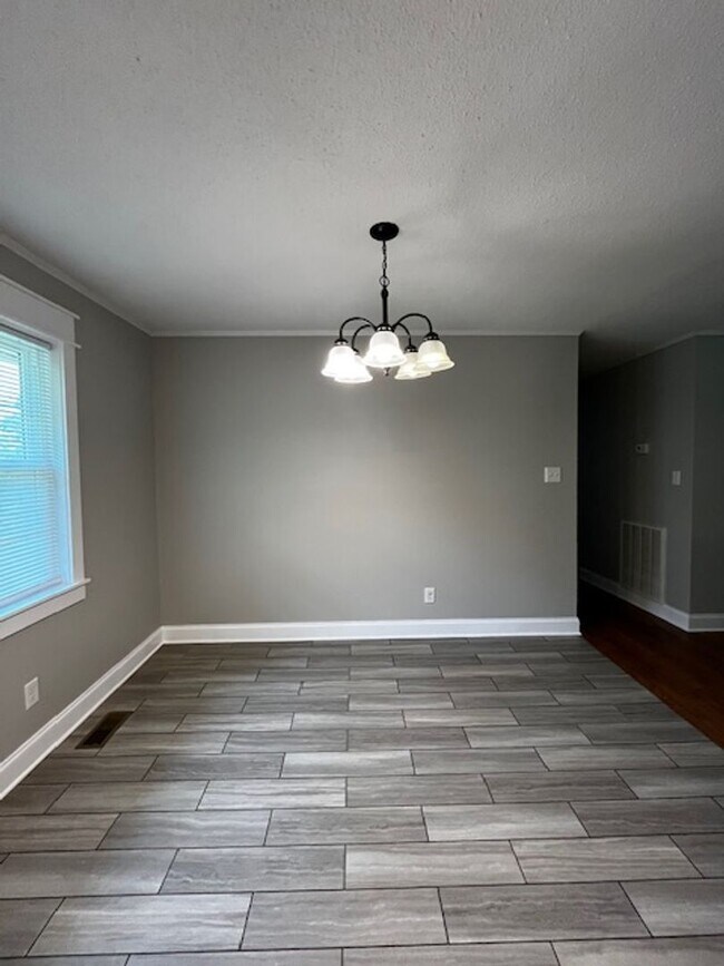 Foto del edificio - Updated 3 bed 2 bath house with yard and b...