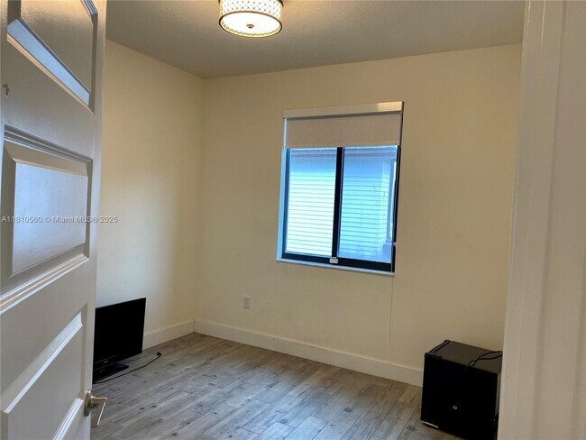 Foto del edificio - 4980 NW 83rd Ave