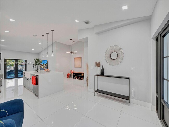 Foto del edificio - 19901 NW 77th Ct