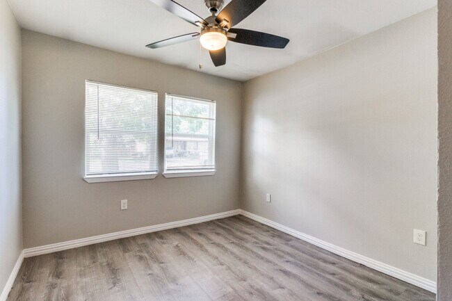 Dormitorio 1 - 1516 Valley View St
