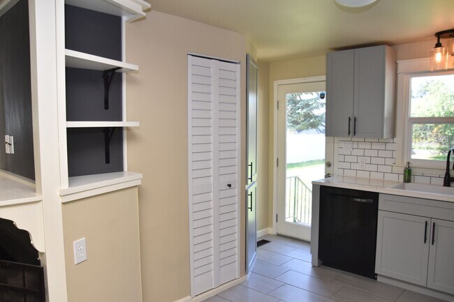 Foto del edificio - Steilacoom 2 Bed 1 Bath with Large Fenced in Backyard