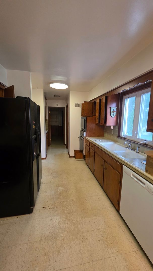 Foto del edificio - 4-Bedroom, 3.5 Bath Single Family for Rent in Kansas City, MO | Large Fenced Backyard & Modern Ki...