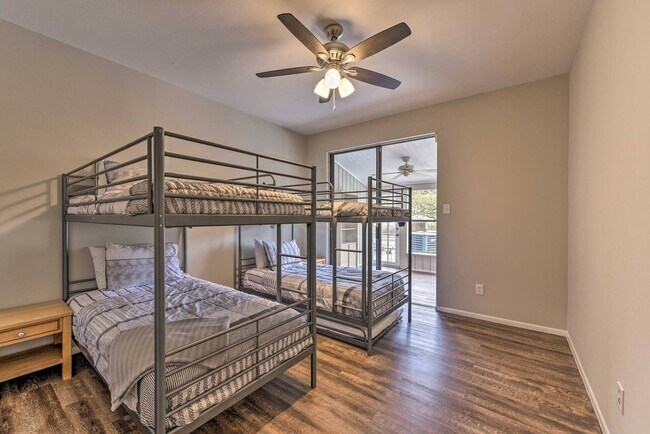 Foto del edificio - Lake Front Townhome with resort-like Views!