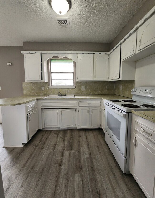 Building Photo - 6 Bedroom House Available NOW in Midwest City