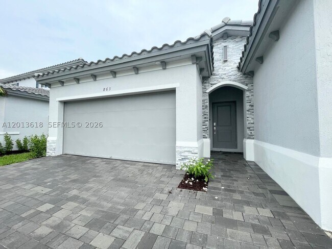 Building Photo - 863 SE 26th Rd