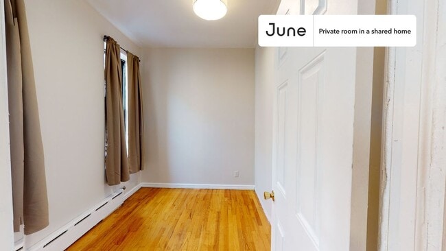 Foto del edificio - Private bedroom in 3 bed/1 bath Home