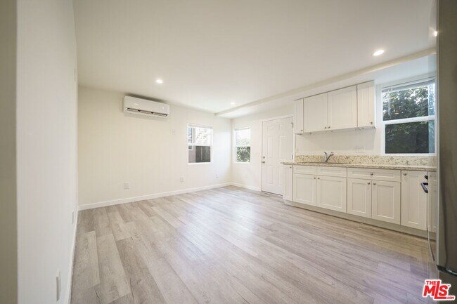 Building Photo - 229 E 85th St
