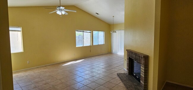 Building Photo - Silver Creek Home 3 Bed 2 Bath + Office
