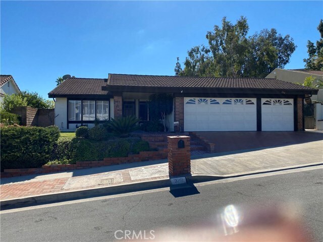 Primary Photo - 320 E Country Hills Dr
