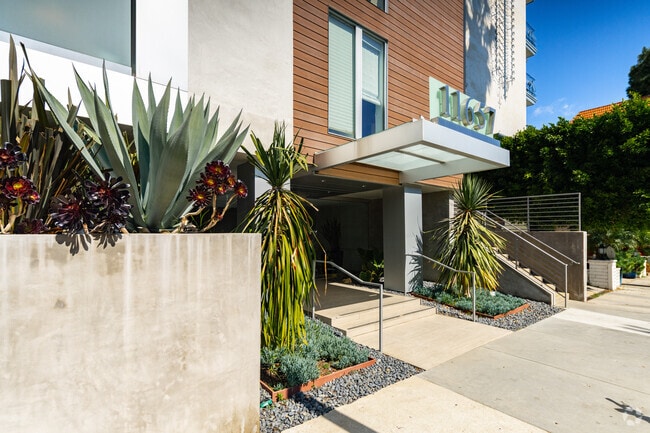 Entrance - Brentwood Savoy