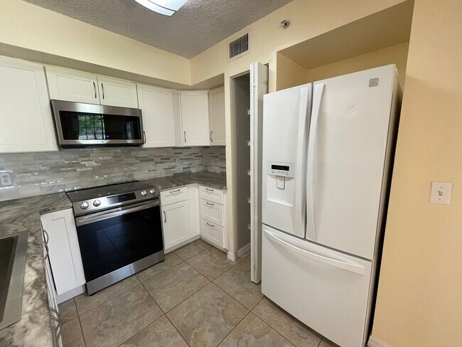 Foto del edificio - ANNUAL RENTAL - 2 BED / 2 BATH IN THE ENCL...