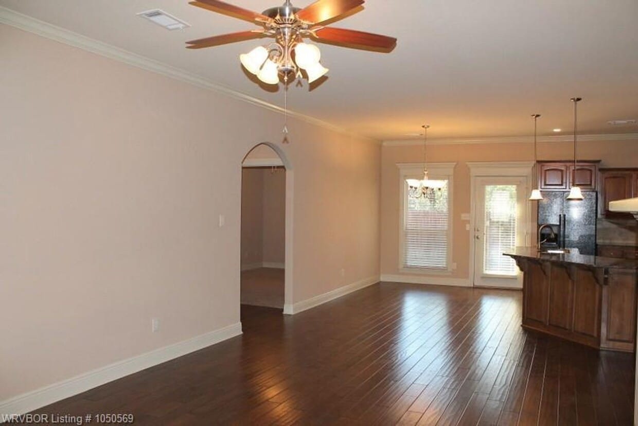 Building Photo - Spacious 3 bedroom 2 bath duplex