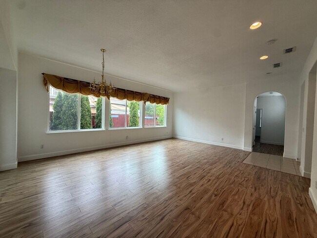 Foto del edificio - 4 bed | 3 bath | 2578 SF | 3 Car Garage | Single Story | Tenant pays $175 monthly for WS&G