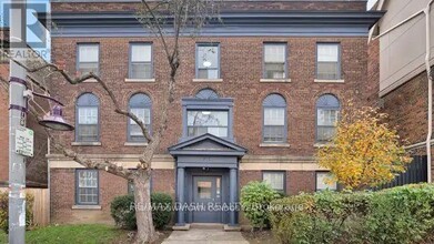 Building Photo - 917 St Clair Ave W