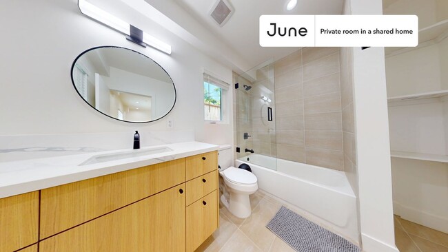 Building Photo - Private bedroom in 3 bed/2 bath Home