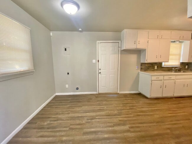 Foto del edificio - 3 bed 1 bath now available