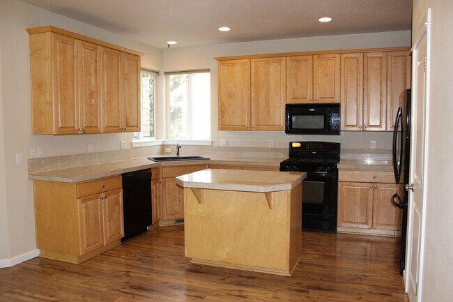 Foto del edificio - Westside 4 Bedroom Home Close to the Old Mill
