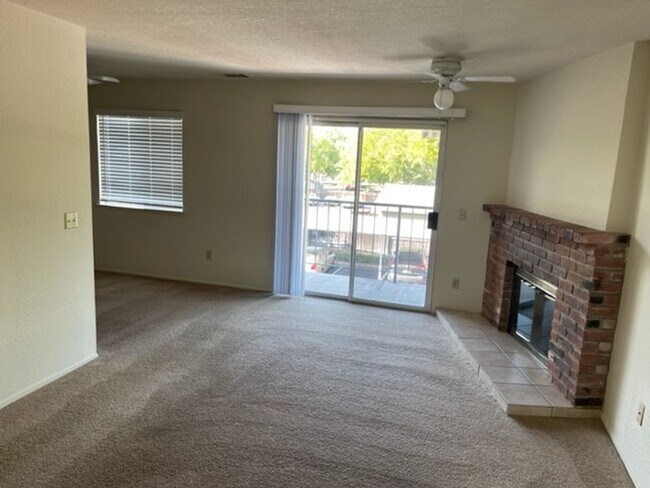 Foto del edificio - Spacious Orangevale condo that is clean, quite, and private.