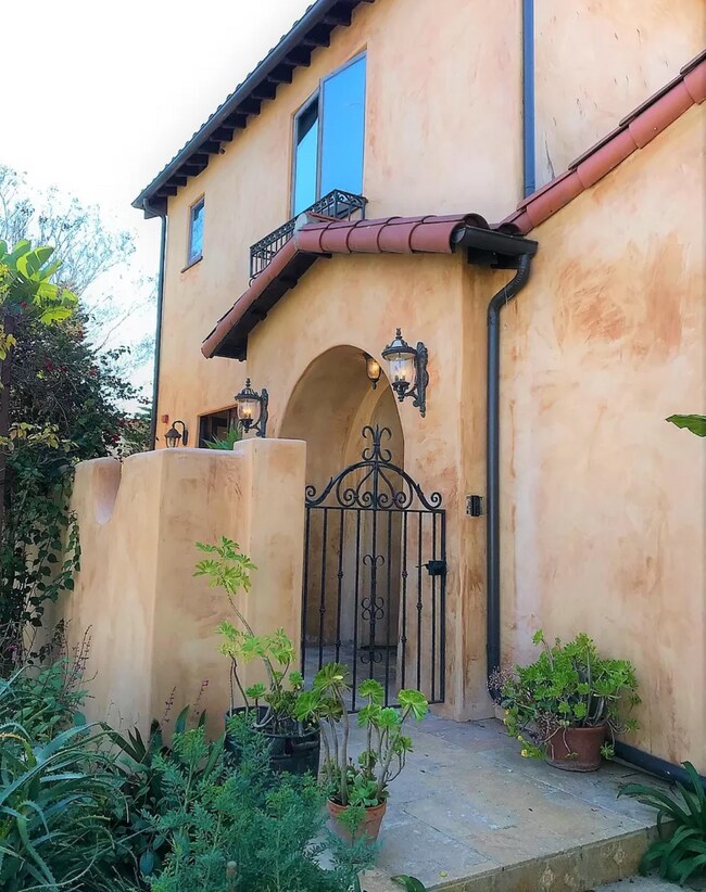 Building Photo - 475 S La Peer Dr